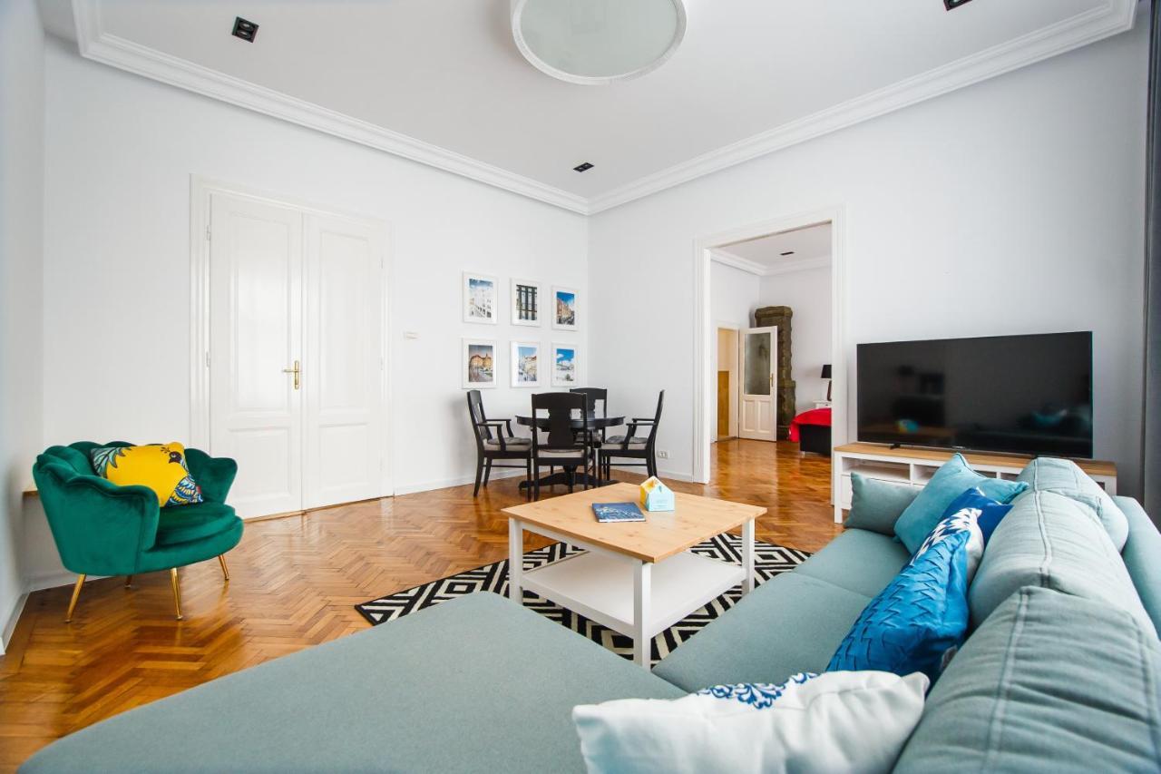 Spacious Riverviews Apartment Near Piata Unirii Oradea Exterior photo