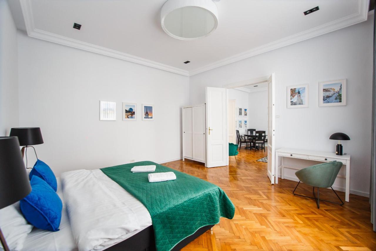 Spacious Riverviews Apartment Near Piata Unirii Oradea Exterior photo